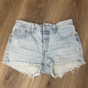 LEVIS MEDIUM WASH DENIM SHORTS